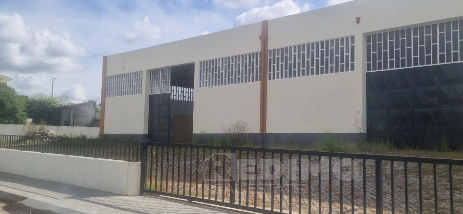 Armazém para Arrendamento em Milheiros de Poiares Foto 3
