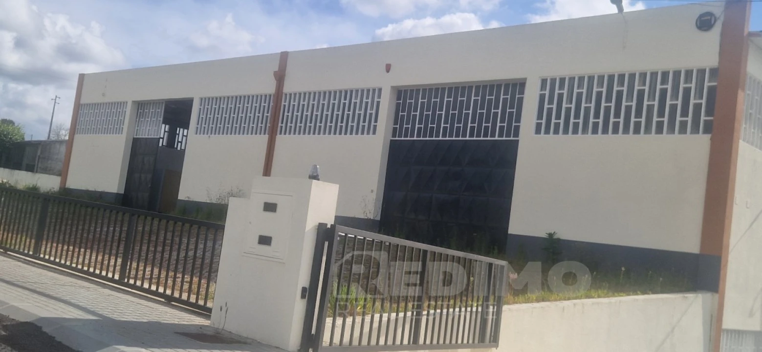 Armazém para Arrendamento em Milheiros de Poiares Foto 4