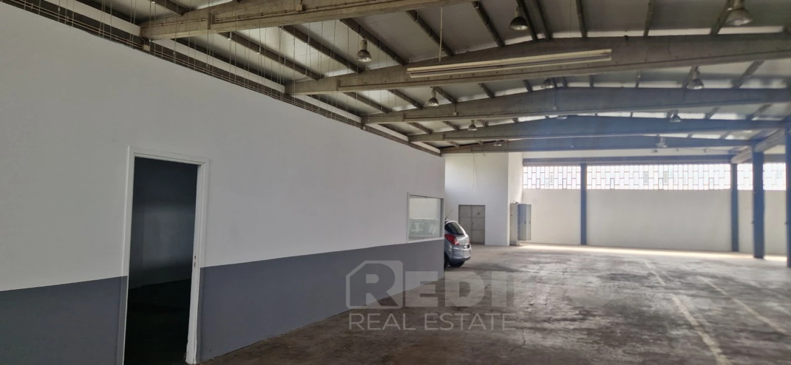 Armazém para Arrendamento em Milheiros de Poiares Foto 7