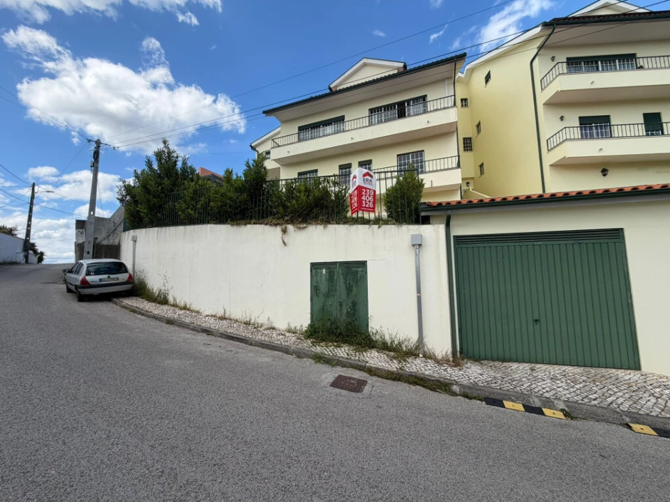 Moradia T4 para Venda em Santo Antonio dos Olivais Foto 3