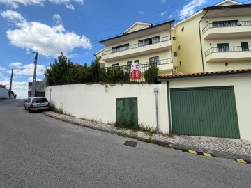 Moradia T4 para Venda em Santo Antonio dos Olivais
