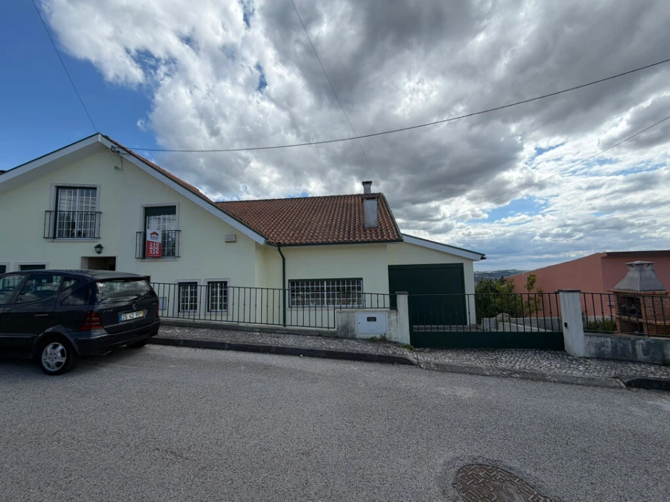 Moradia T4 para Venda em Santo Antonio dos Olivais Foto 2