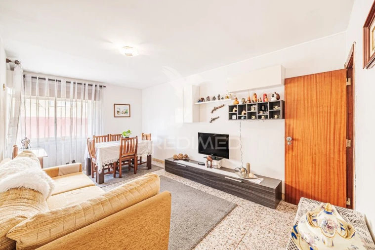 Apartamento T2 para Venda em Queluz e Belas Foto 2