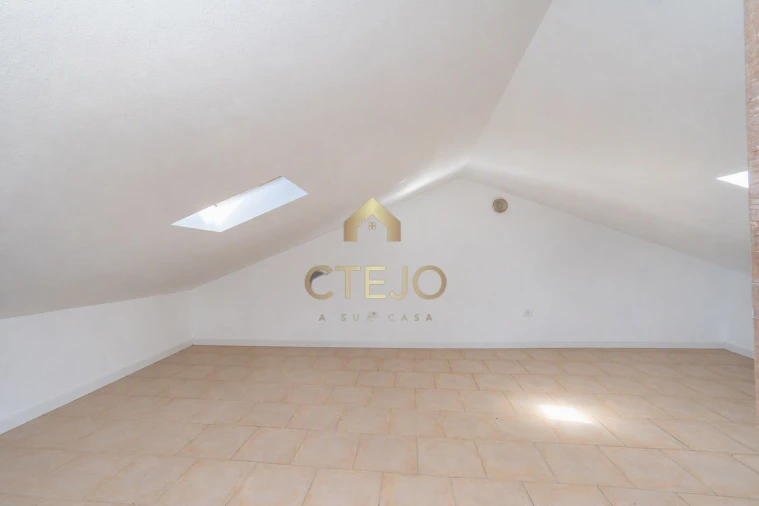 Apartamento T2 para Venda em Agualva e Mira-Sintra Foto 18