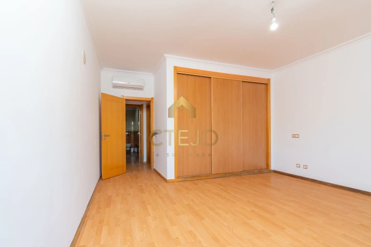 Apartamento T2 para Venda em Agualva e Mira-Sintra Foto 8