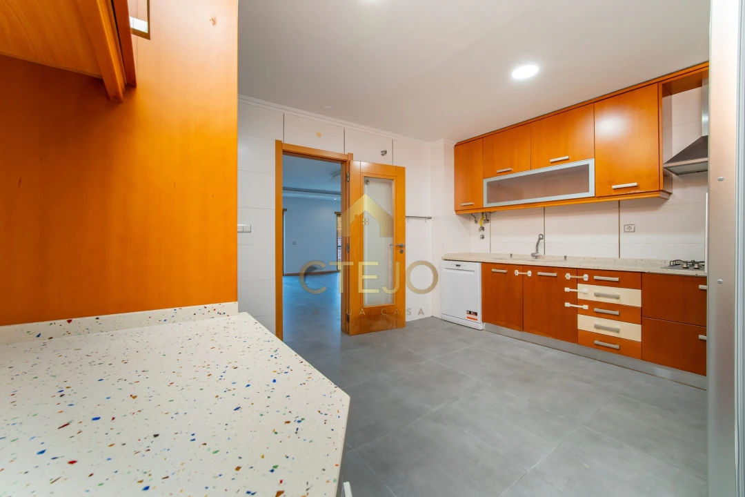 Apartamento T2 para Venda em Agualva e Mira-Sintra Foto 2