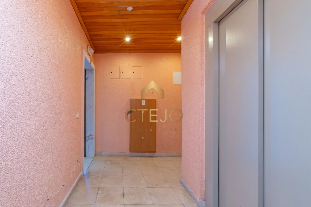 Apartamento T2 para Venda em Agualva e Mira-Sintra Foto 16