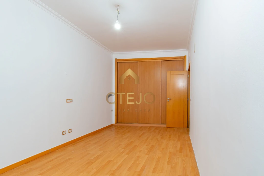 Apartamento T2 para Venda em Agualva e Mira-Sintra Foto 15