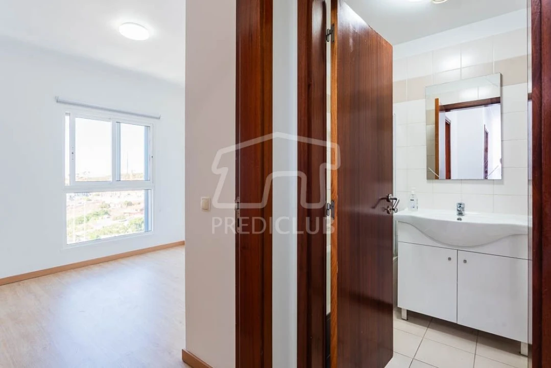 Apartamento T2 para Venda em Caniço Foto 10