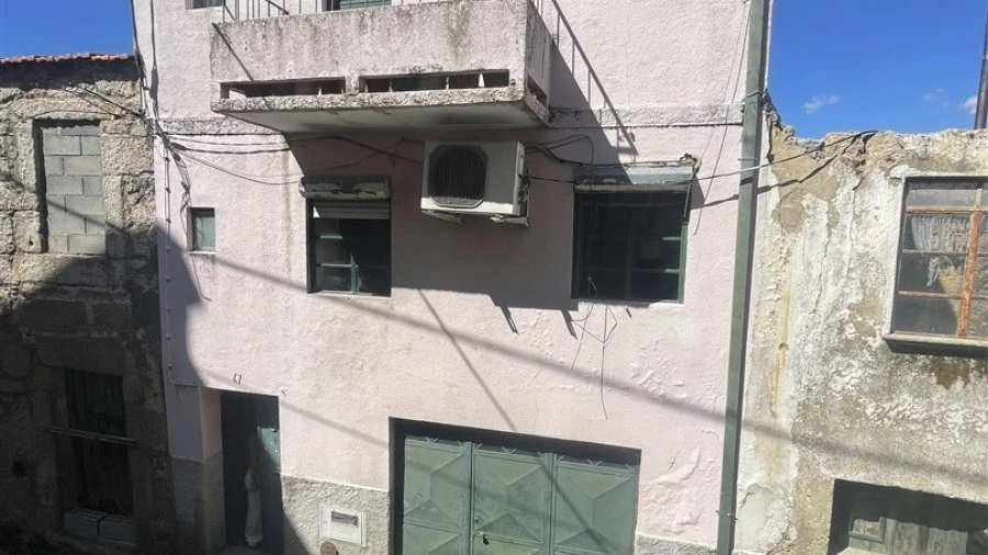 Moradia T3 para Venda em Moimenta da Serra e Vinhó