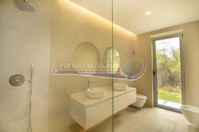 Moradia T6 para Venda em Santo Estêvão