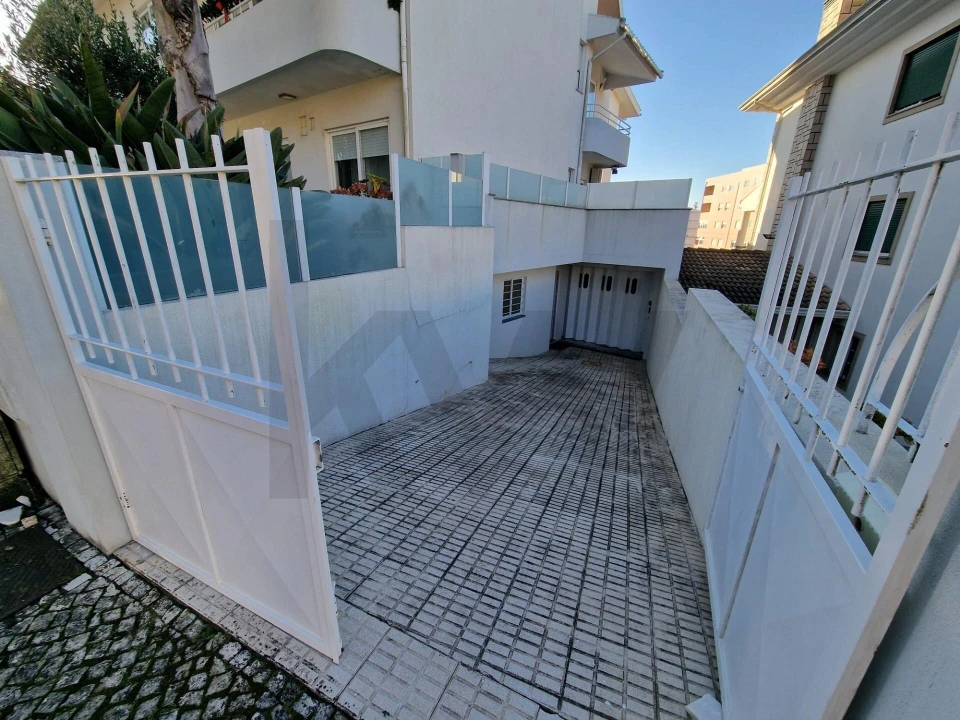 Garagem para Venda em São João da Madeira Foto 1
