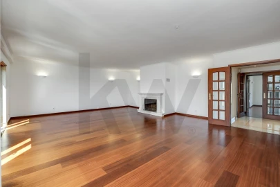 Apartamento T4 para Arrendamento em Lumiar