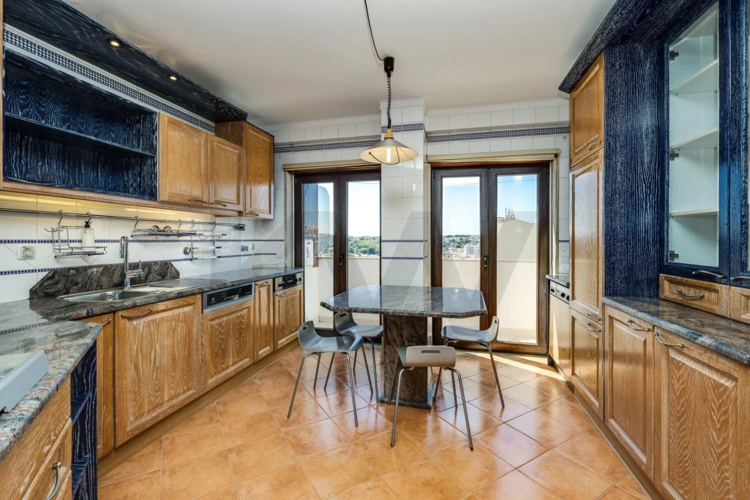 Apartamento T4 para Arrendamento em Lumiar Foto 9