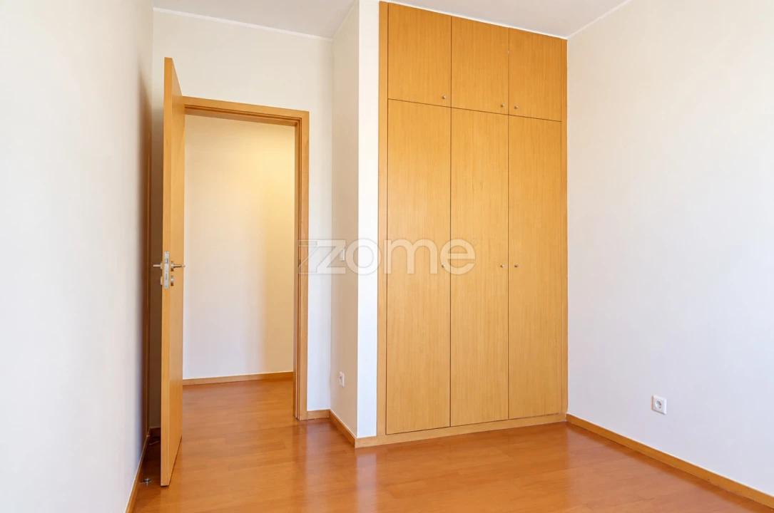 Apartamento T2 para Arrendamento em Vilar de Andorinho Foto 13