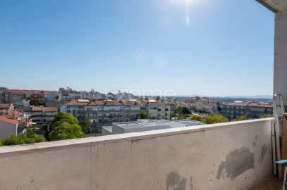 Apartamento T2 para Venda em Laranjeiro e Feijó