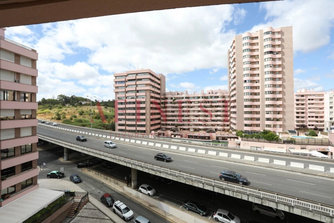 Apartamento T4 para Arrendamento em São Domingos de Benfica Foto 3