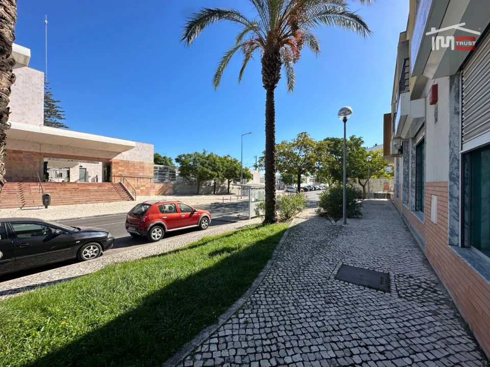 Loja para Arrendamento em Alhos Vedros Foto 13