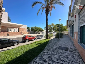 Loja para Arrendamento em Alhos Vedros