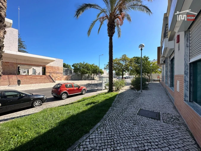 Loja para Arrendamento em Alhos Vedros Foto 13