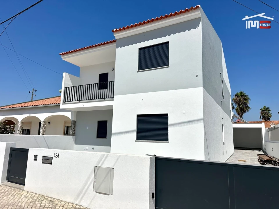 Moradia T4 para Venda em Atalaia e Alto Estanqueiro-Jardia Foto 1
