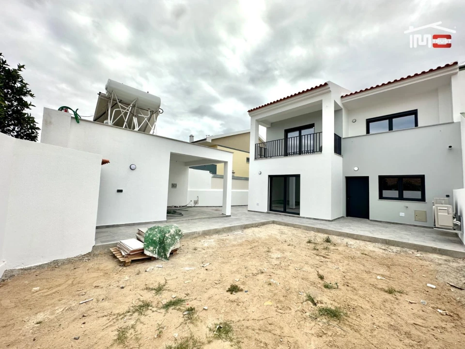 Moradia T4 para Venda em Atalaia e Alto Estanqueiro-Jardia Foto 12