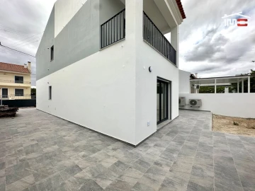 Moradia T4 para Venda em Atalaia e Alto Estanqueiro-Jardia