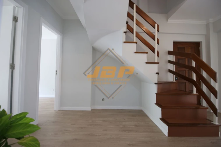 Apartamento T5 para Venda em Alcobaça e Vestiaria Foto 9
