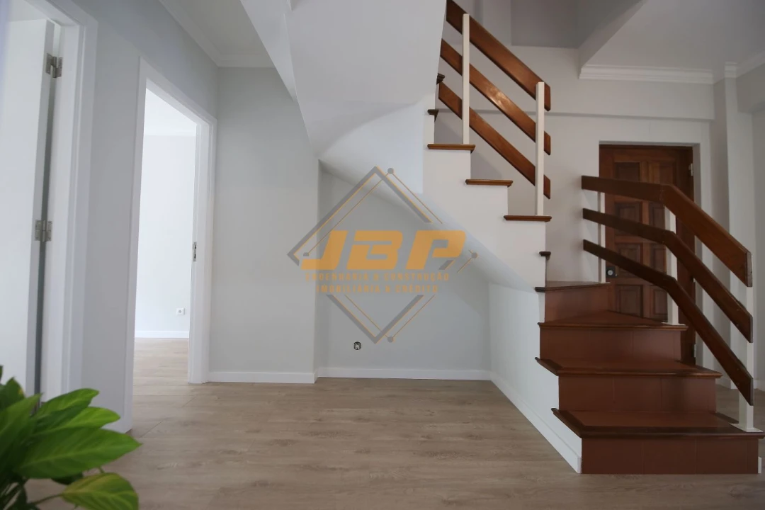 Apartamento T5 para Venda em Alcobaça e Vestiaria Foto 9