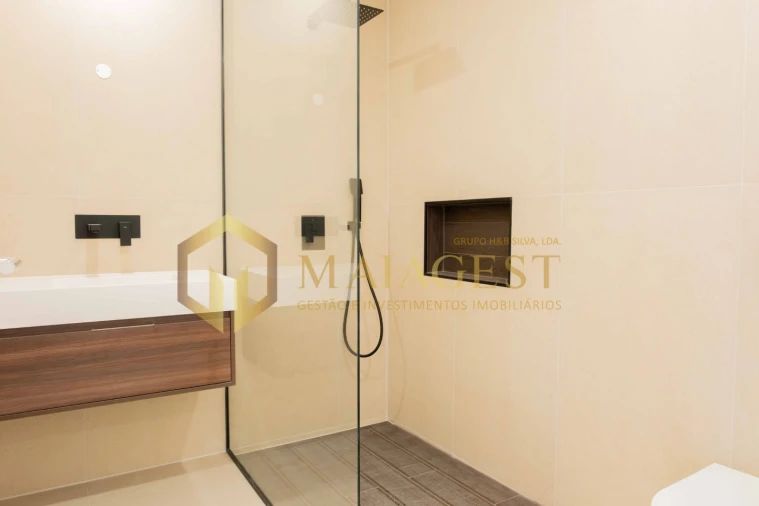 Apartamento T4 para Venda em Oliveira do Douro Foto 5