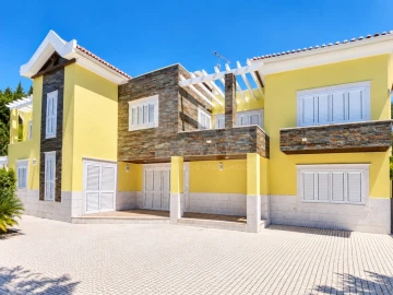 Moradia T6 para Venda em Queluz e Belas