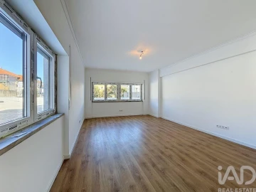 Apartamento T2 para Venda em Massamá e Monte Abraão