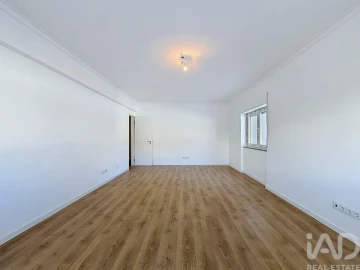 Apartamento T2 para Venda em Massamá e Monte Abraão