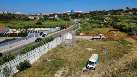 Terreno para Venda em Charneca de Caparica e Sobreda