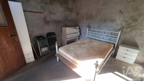 Moradia T2 para Venda em Vila Cortes da Serra