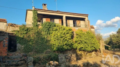 Moradia T2 para Venda em Vila Cortes da Serra