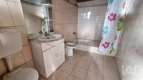 Moradia T2 para Venda em Vila Cortes da Serra