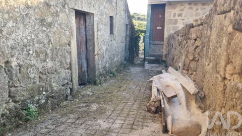 Moradia T2 para Venda em Vila Cortes da Serra