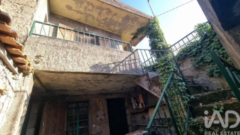 Moradia T2 para Venda em Vila Cortes da Serra