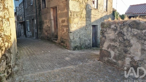 Moradia T2 para Venda em Vila Cortes da Serra