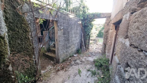 Moradia T2 para Venda em Vila Cortes da Serra