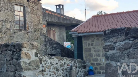Moradia T2 para Venda em Vila Cortes da Serra