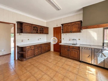 Moradia T5 para Venda em Guilhabreu