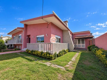 Moradia T5 para Venda em Guilhabreu