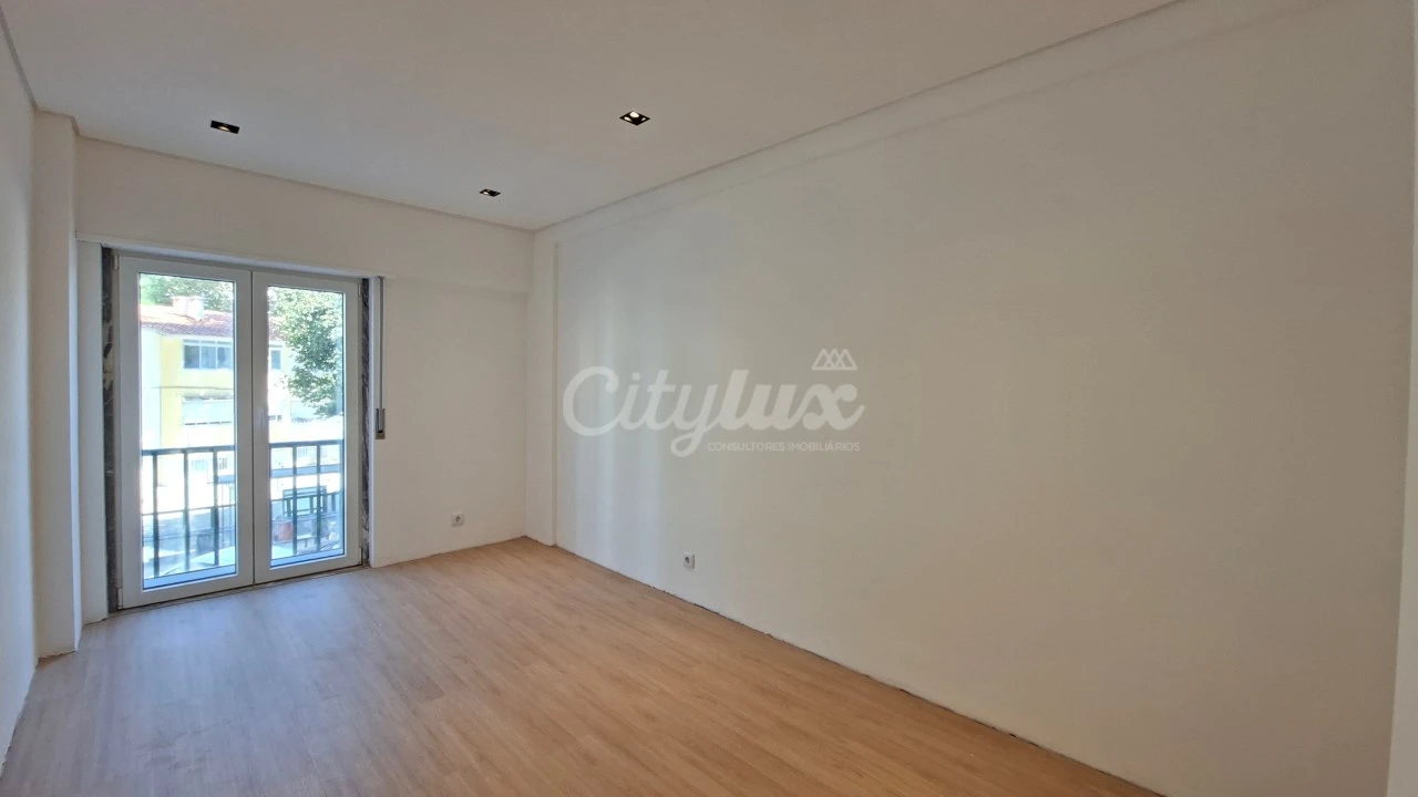 Apartamento T2 para Venda em Carcavelos e Parede Foto 21