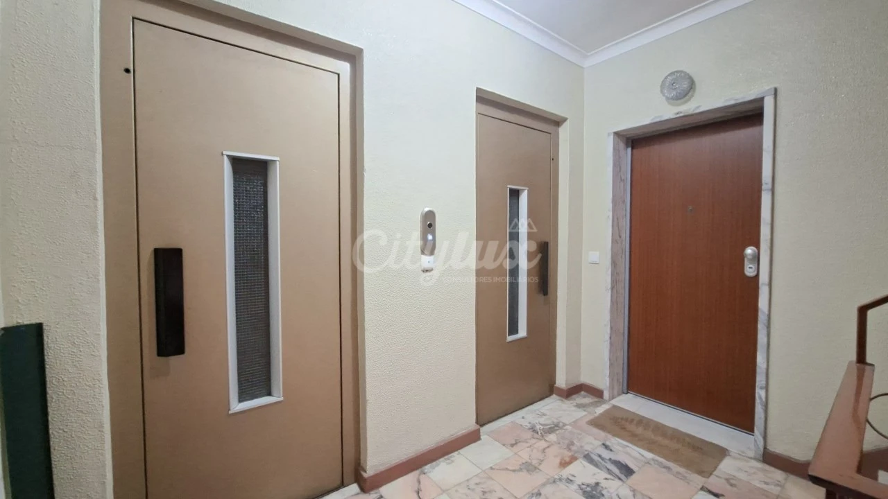Apartamento T2 para Venda em Carcavelos e Parede Foto 24