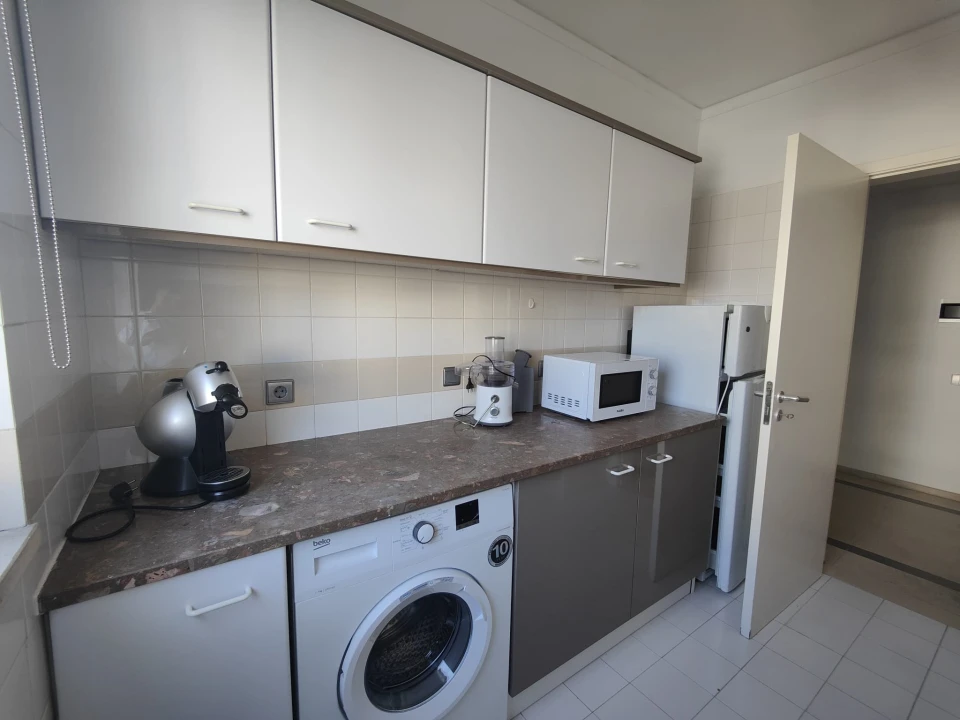 Apartamento T1 para Arrendamento em Alvalade Foto 9