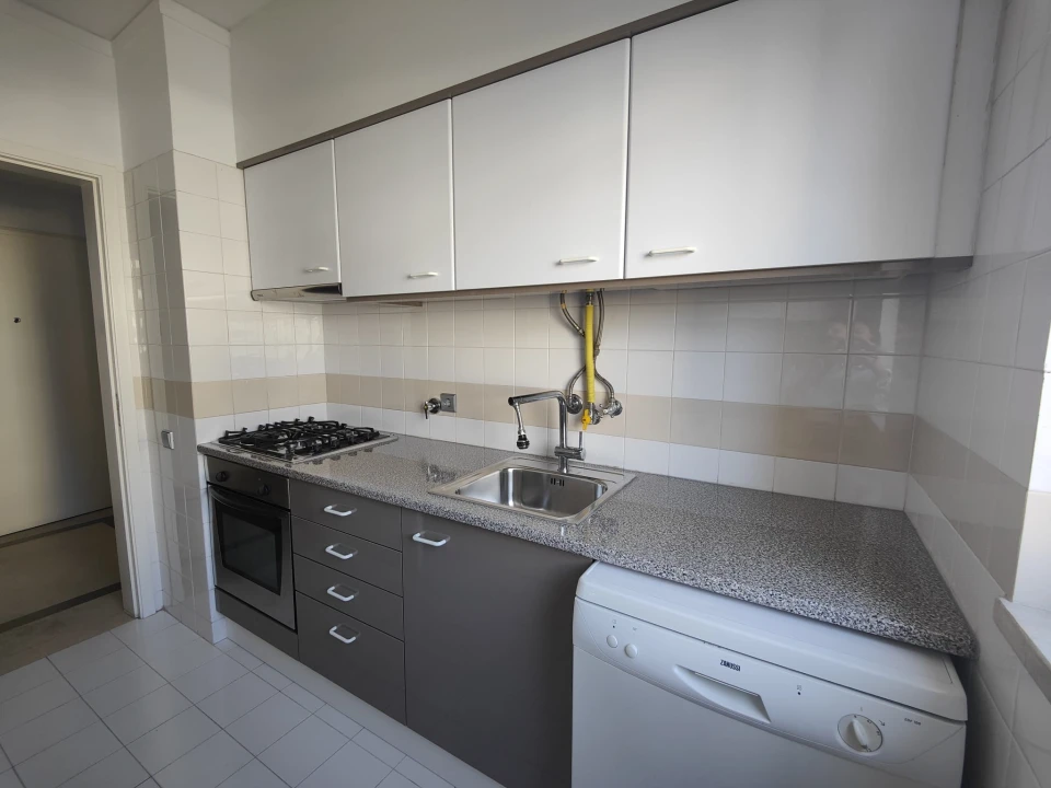 Apartamento T1 para Arrendamento em Alvalade Foto 10