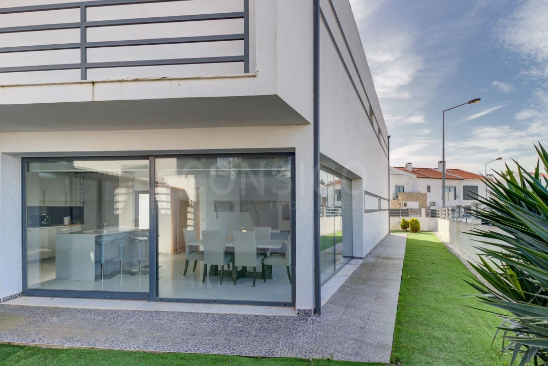Moradia T4 para Venda em São Domingos de Rana Foto 11