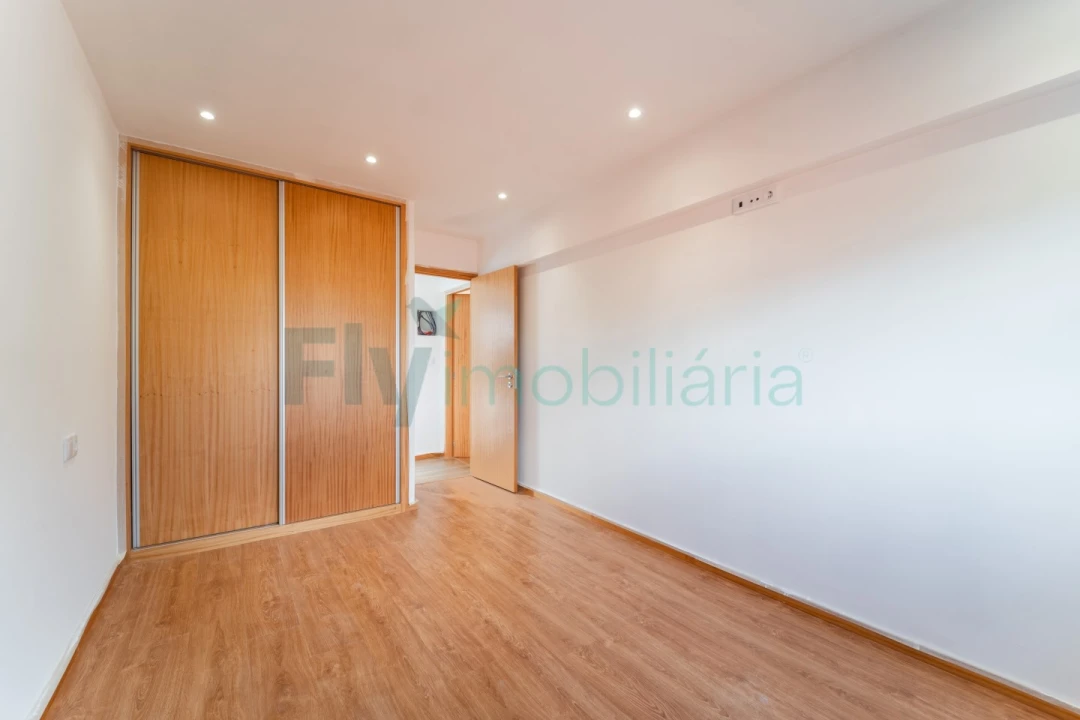 Moradia T2 para Venda em Regilde Foto 18